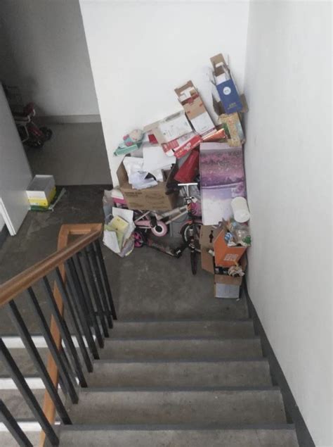 公寓樓梯堆放雜物